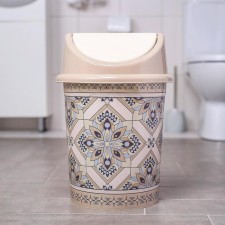 A bucket with a floating lid 