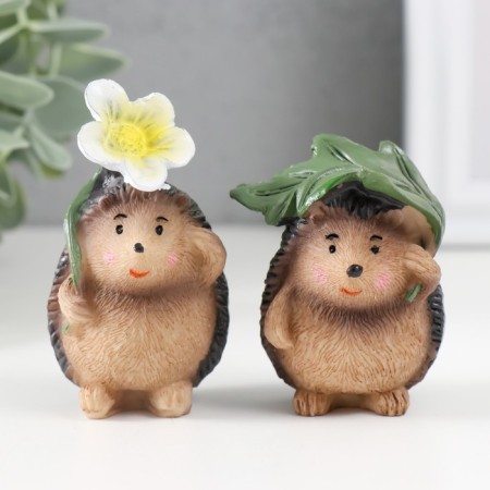 Souvenir Polystone "Hedgehog with Flower/Leaf" MIX 3.8x4.3x7.5 cm