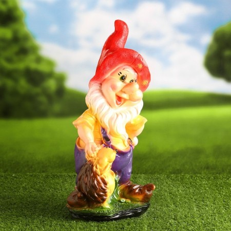 Garden figure "Dwarf with a hedgehog Small" 18x15x38cm-2