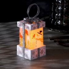 LED figure “White Gift with a snowman” 6.3 × 11.5 × 6.3 cm, plastic, batteries AAAX3 (not in the kit), flame effect