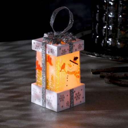 LED figure “White Gift with a snowman” 6.3 × 11.5 × 6.3 cm, plastic, batteries AAAX3 (not in the kit), flame effect