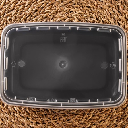 A disposable plastic container with a lid, 830 ml, 1-secto-2