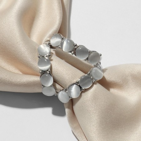 The cloth for the scarf "triangle", the color is gray in silver
