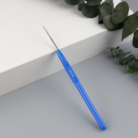 Knitting hook, with a plastic handle, d = 1 mm, 13.5 cm, blue color