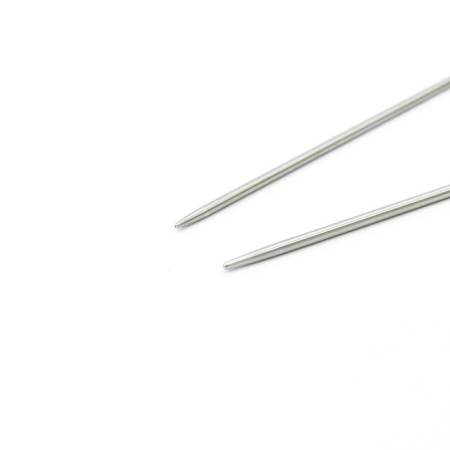 The knitting needles are circular, metal, 100 cm/2.0 mm-2
