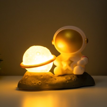 Lamp "Cosmonaut with a star near Saturn" 2W LED LR44 5x8x13cm-1