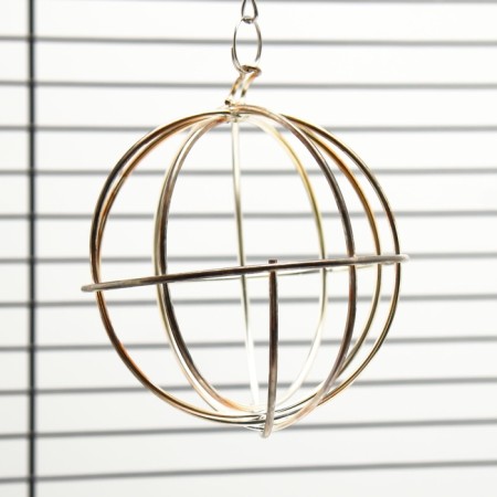 The hay feeder is a metal sphere, 8 x 8 x 15 cm-1