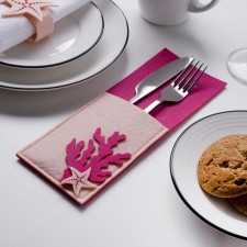 The envelope for the Sea Love cutlery is 8.5 x 22 cm, 100% p/e, felt