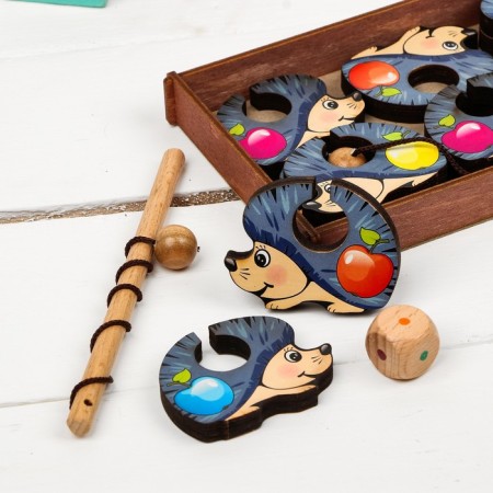 The game "Catch. Hedgehogs »Father with a ball-1