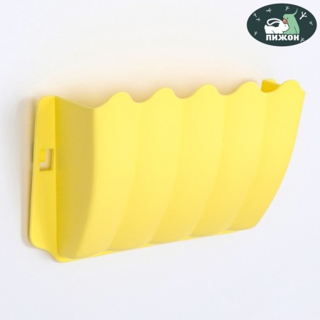 The outer hay feeder, 25 x 15.7 x 7 cm, yellow