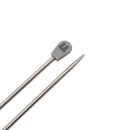 The knitting needles are straight, metal, 35 cm/2.5 mm-2