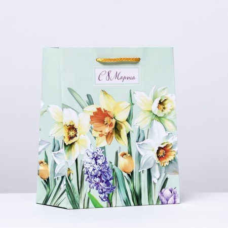 Gift package "since March 8", green, 18 x 22.3 x 10 cm