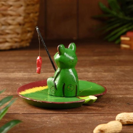 Souvenir "Frog on the sheet" wood 10x9x10 cm-1