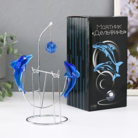 Dolphins pendulum opposite each other with a ball of 9 x 15 x 19.5 cm