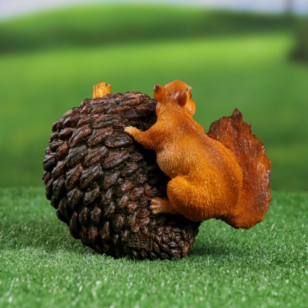 Garden figure "Squirrel on the bump" 14x12.5x18cm-2