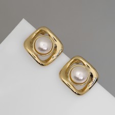 Earrings with pearls 