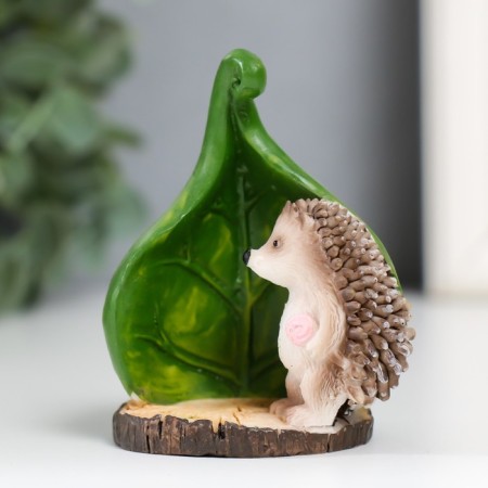 Polystone souvenir "Hedgehog with a leaf" 7x5.7x4.5 cm