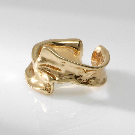 Ring Metal "Trend" is crumpled, wide, the color of gold, dimensionless