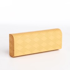 Case case on the cracker, the color is light yellow