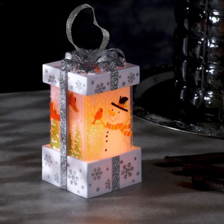 LED figure “White Gift with a snowman” 6.3 × 11.5 × 6.3 cm, plastic, batteries AAAX3 (not in the kit), flame effect