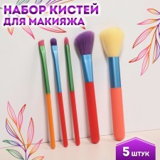 A set of makeup brushes 