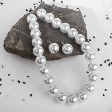 Set 2 objects: earrings, beads 