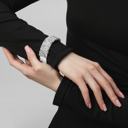 Bracelet with the rhinestones "Chantal" on the magnet, the color is silver, l = 20 cm-3