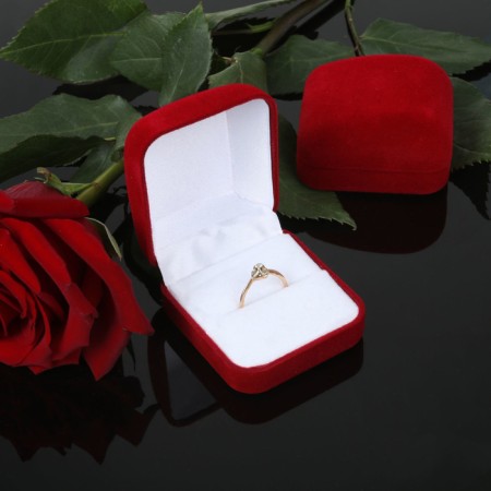 The case is velvet under the “classic” ring, 5 × 5.5, the color is red, the insert is white