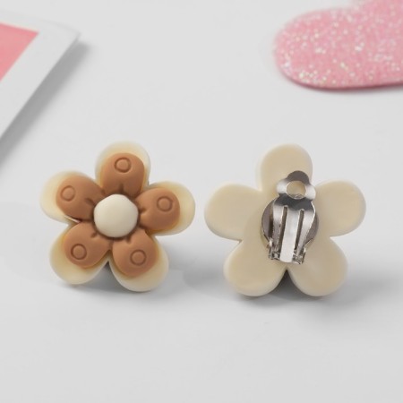 Clips children's “chosen” flower in a circle, color-brown color-2