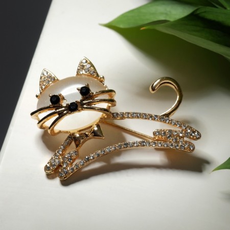 Brooch "cat" in a jump, white color in gold
