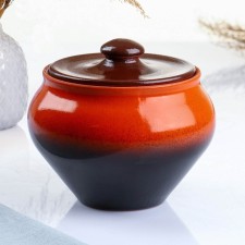 A hot “classic” pot with a dark lid, 0.9l