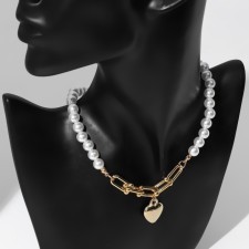 The necklace with pearls 