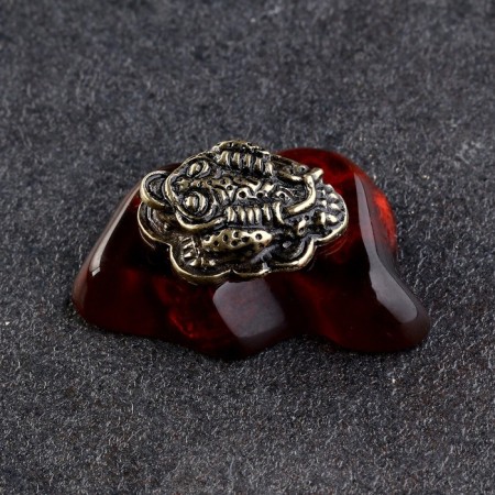 Souvenir "Frog is a three -haired", brass, amber, 2x3x1.5 cm-1