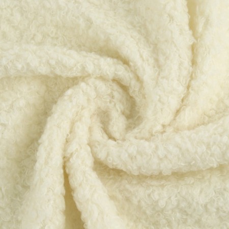 Losch Meh “lamb”, 50 × 50 cm, 500 g/m, dairy color No. 1