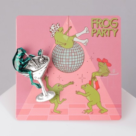 The brooch "Frog" enjoys, the color is green in matte silver