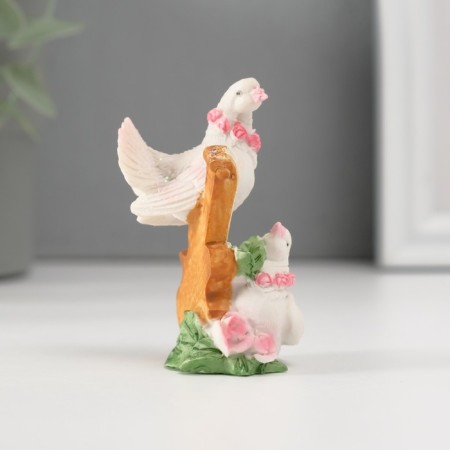 Polystone pigeons in a pink wreath 6*4 cm-2