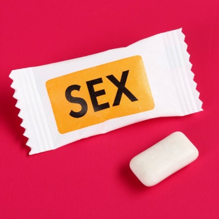 Chewing gum in the postcard "Hint", 1, 36 g. (18+)-3