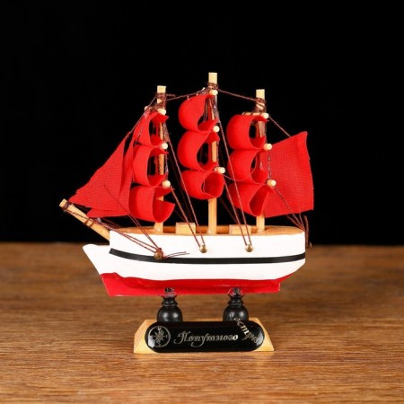 Ship "Medusa" 10x3x10 cm, white hull, red sails