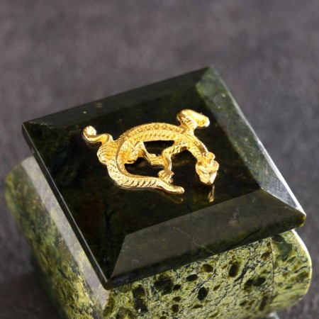 The casket "Crowned Lizard", 5x5x5 cm, natural stone, coil-1