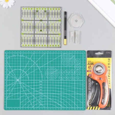 Set for patchwork: rubber mate A4, ruler 15x15cm, disk, layout knife+blades in the folder 96041