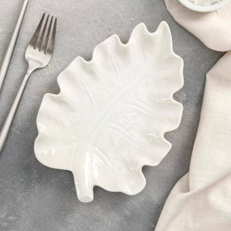 Ceramic "Leaf" dish, 20 × 14 cm, white color