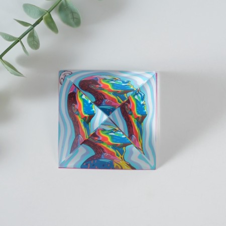 Souvenir glass pyramid "I carry light" 6x6x6 cm-5