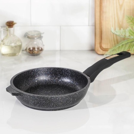 Granite Star pan, d = 18 cm, plastic handle, anti -stick coating, black color