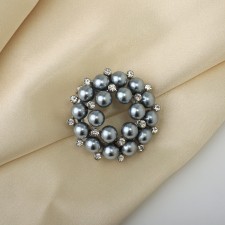 Pearl clip for the scarf, the color is gray in silver