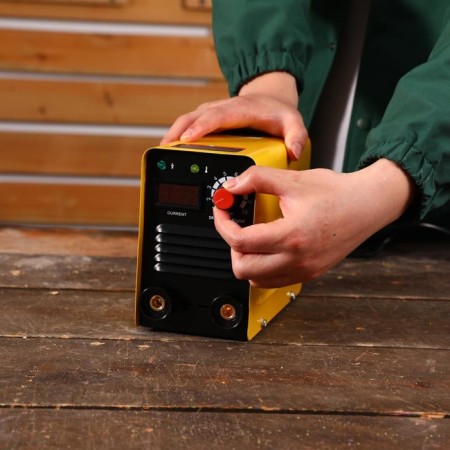 Welding apparatus inverter 200a Deko DKWM200A Digital, 4400 W, 20-200 A, D = 1.6-3.2 mm-8