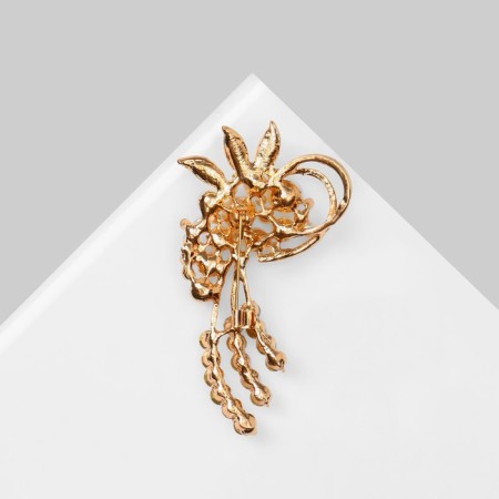 Broach "Bun" pearl, white color in gold-1