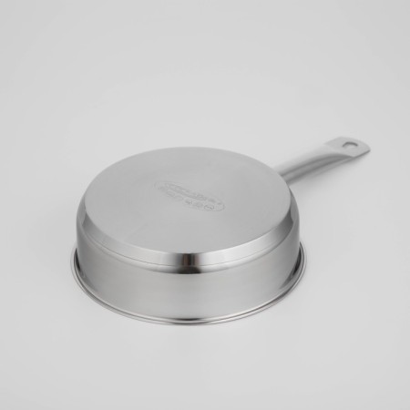 The frying pan “General catering”, D = 20 cm, h = 6 cm, case 0.6 mm, bottom cassation is 3.5 mm, induction-1