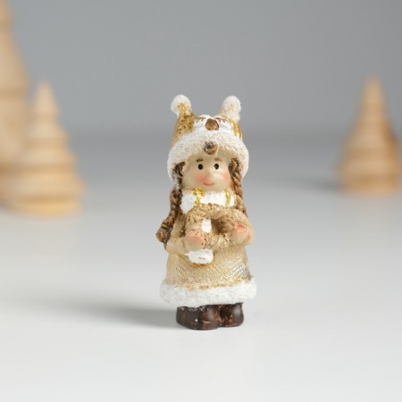 Polystone souvenir "Baby in a hat-hut, in a golden fur coat, with a wreath" 2.2x2.2x5 cm