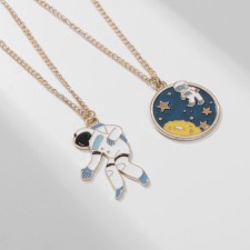 Кулоны «Неразлучники» космонавт и космос, цветные в золоте, 45 см