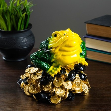 Figure "Fighting Malaya on Money" 15x16cm